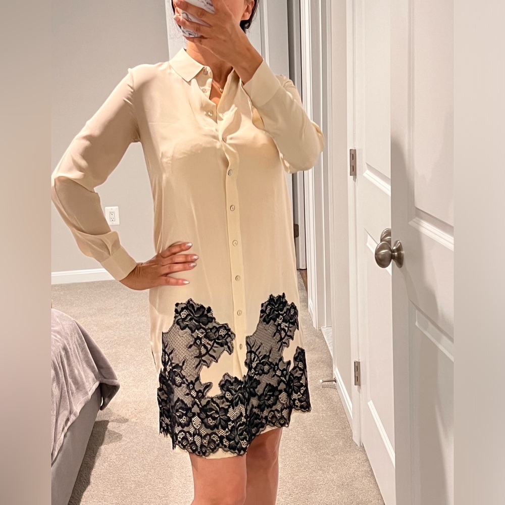 Falconeri dress 100% silk size S
Cream Dress with Black Lace Detail